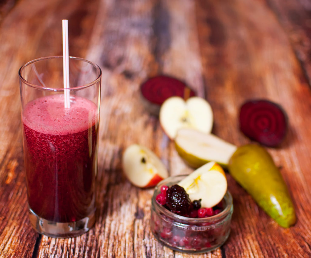 Apfel-Birnen-Smoothie mit Beeren-Mix