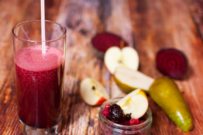 Apfel-Birnen-Smoothie mit Beeren-Mix