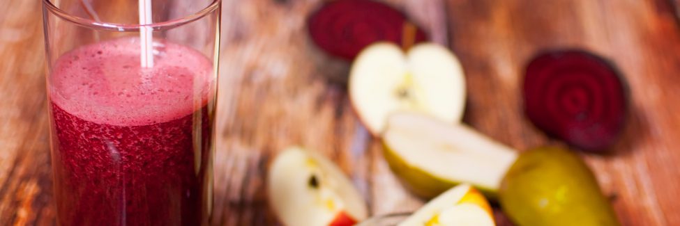 Apfel-Birnen-Smoothie mit Beeren-Mix