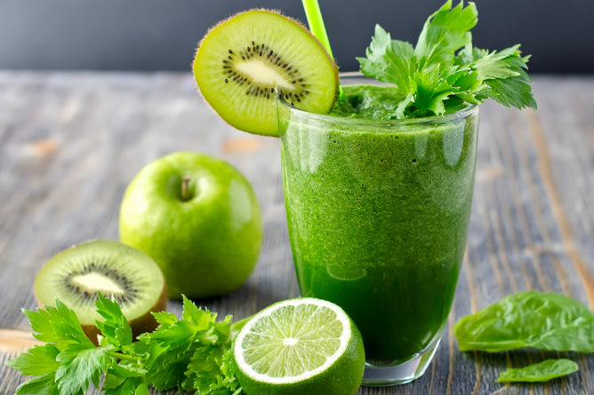 Apfel-Kiwi-Smoothie mit Grünkohl