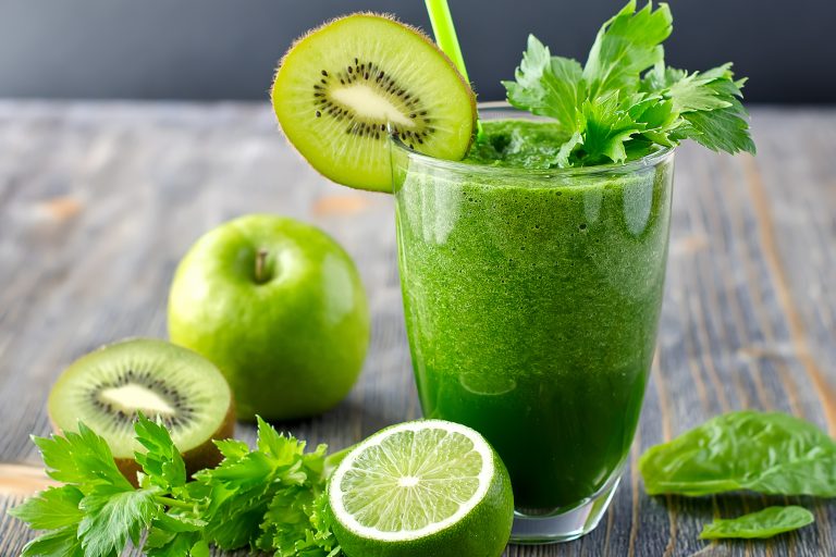 Apfel-Kiwi-Smoothie mit Grünkohl