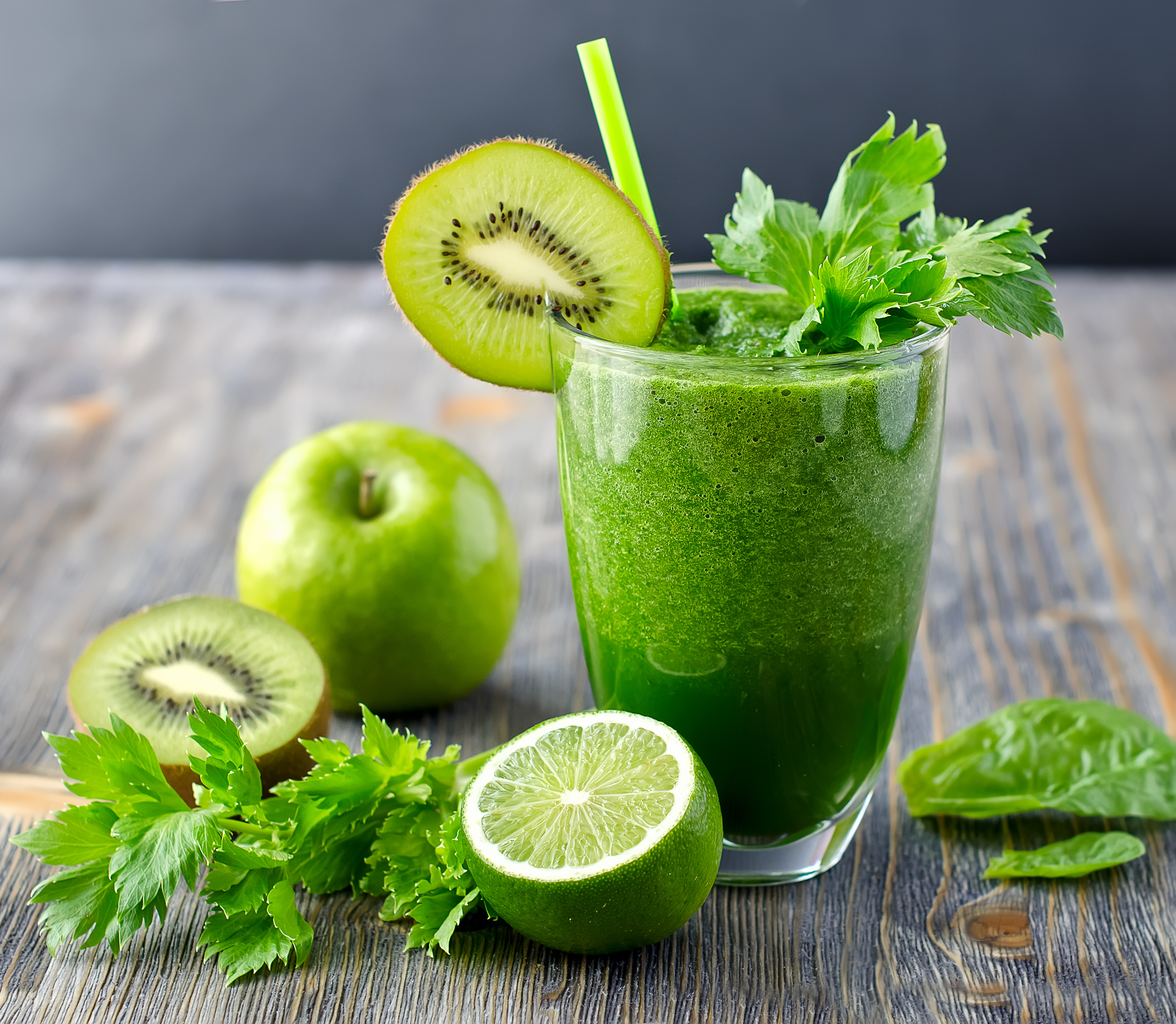 Apfel-Kiwi-Smoothie mit Grünkohl