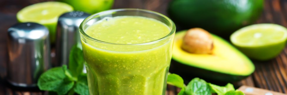 Babyspinat-Avocado-Smoothie mit Limettensaft