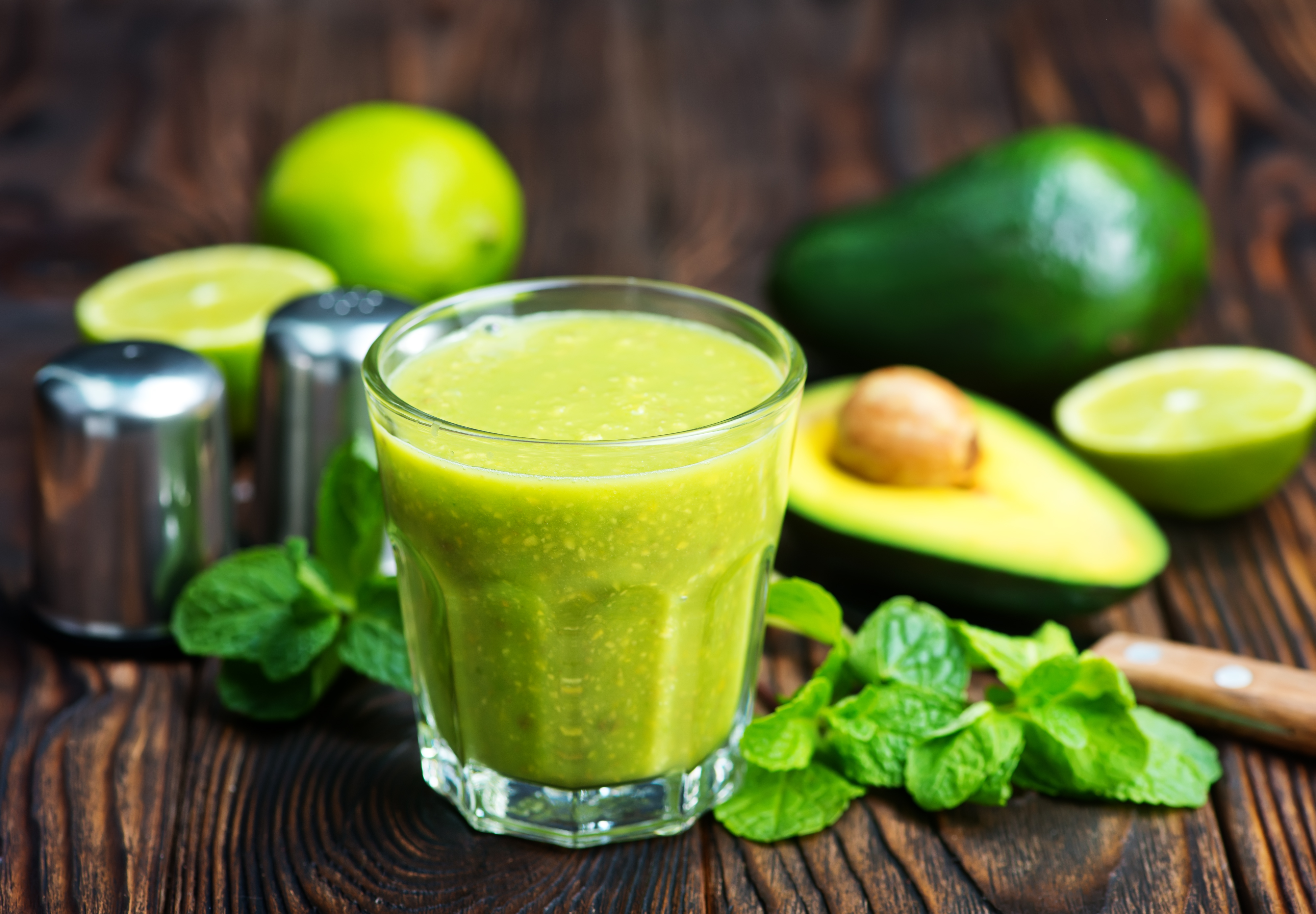 Babyspinat-Avocado-Smoothie mit Limettensaft