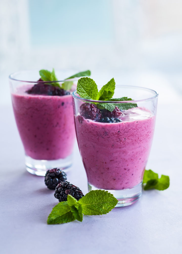 Brombeeren-Feldsalat-Smoothie mit Ananas