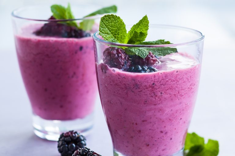 Brombeeren-Feldsalat-Smoothie mit Ananas