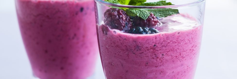 Brombeeren-Feldsalat-Smoothie mit Ananas