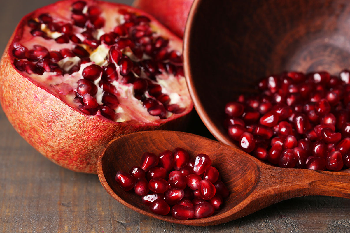 Granatapfel mit geöffneten Kernen – fruchtig-säuerliche Kerne und natürliches Polyphenolprofil